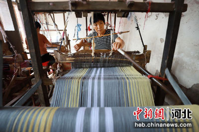 經(jīng)緯交織的藝術(shù) 探訪傳統(tǒng)木織機(jī)上的紡織之美